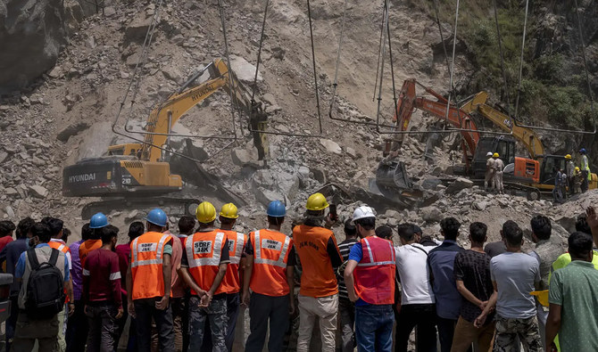 Tim Penyelamat yang Mencoba Menyingkirkan Puing-Puing Reruntuhan